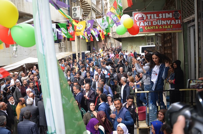 Hakkari’de HDP’nin coşkulu seçim bürosu açılışı 10