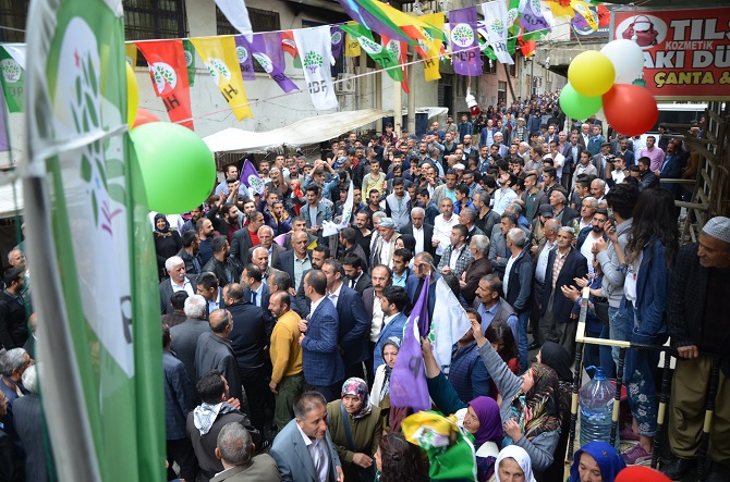 Hakkari’de HDP’nin coşkulu seçim bürosu açılışı 17