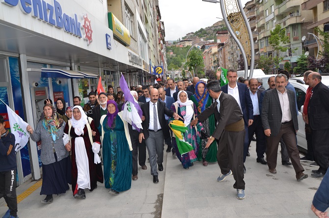 Hakkari’de HDP’nin coşkulu seçim bürosu açılışı 5