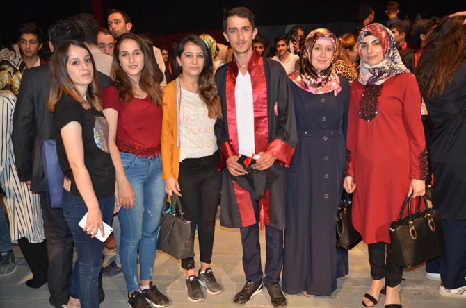 Özel Hakkari Sağlık Koleji’nin mezuniyet töreni 15