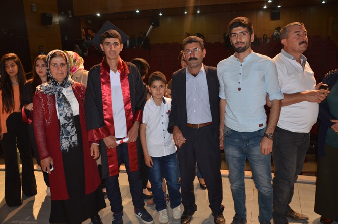 Özel Hakkari Sağlık Koleji’nin mezuniyet töreni 17