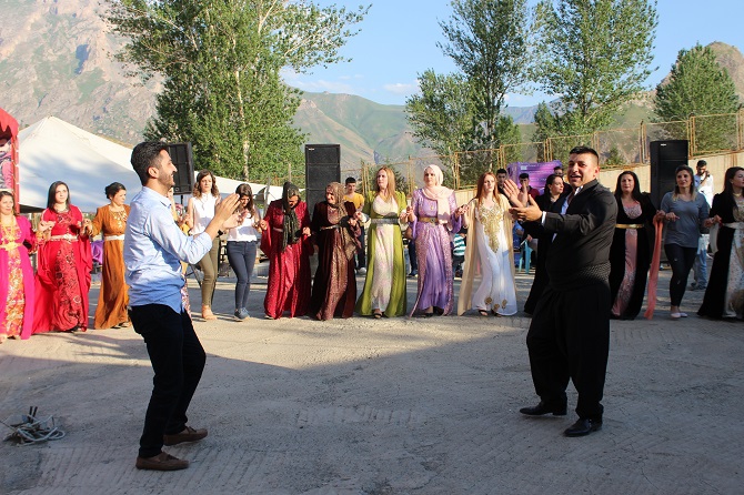 Demir ve Başaran ailesinin mutlu günü 15