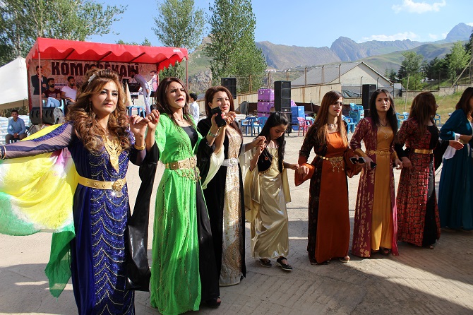 Demir ve Başaran ailesinin mutlu günü 18