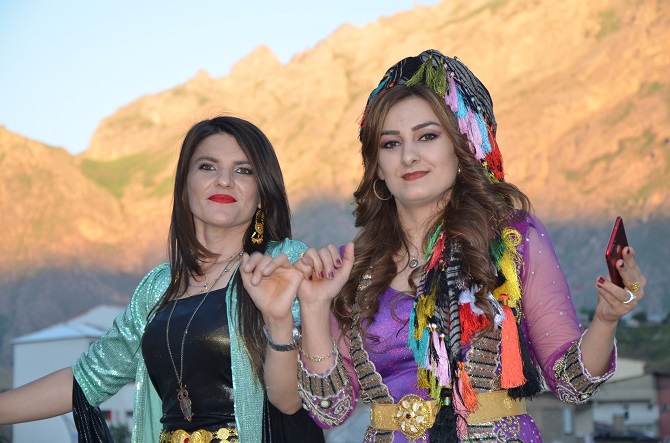 Demir ve Başaran ailesinin mutlu günü 21