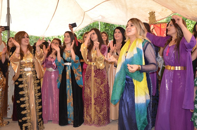 Demir ve Başaran ailesinin mutlu günü 23