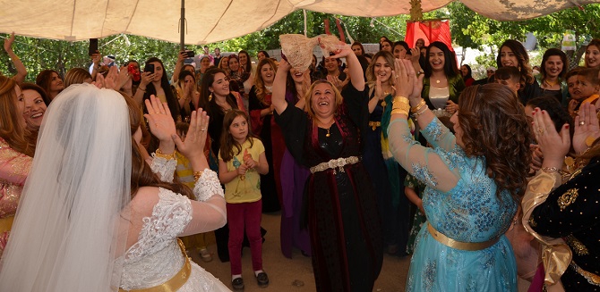 Demir ve Başaran ailesinin mutlu günü 24