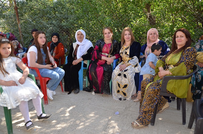 Demir ve Başaran ailesinin mutlu günü 26