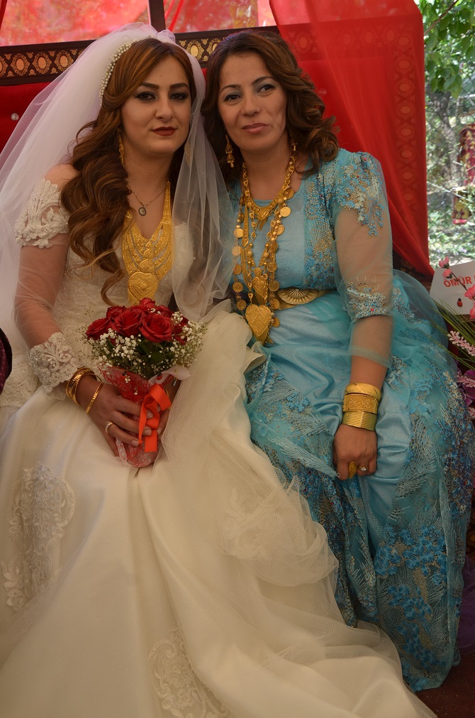 Demir ve Başaran ailesinin mutlu günü 33