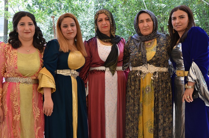 Demir ve Başaran ailesinin mutlu günü 36