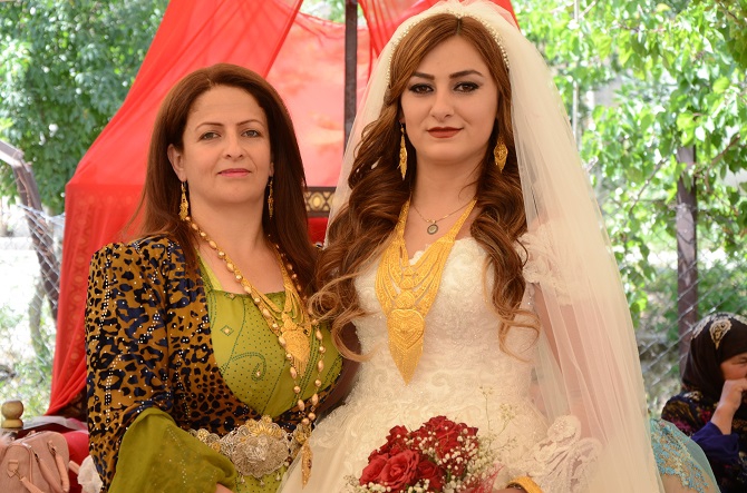 Demir ve Başaran ailesinin mutlu günü 40