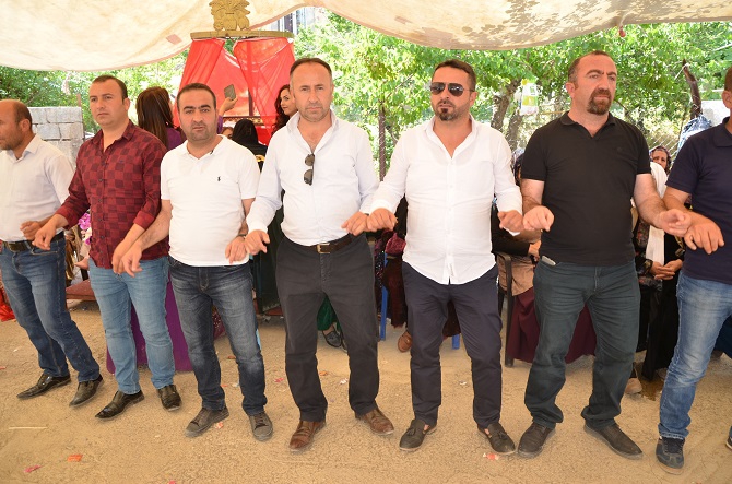 Demir ve Başaran ailesinin mutlu günü 56