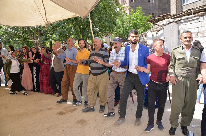 Demir ve Başaran ailesinin mutlu günü 61