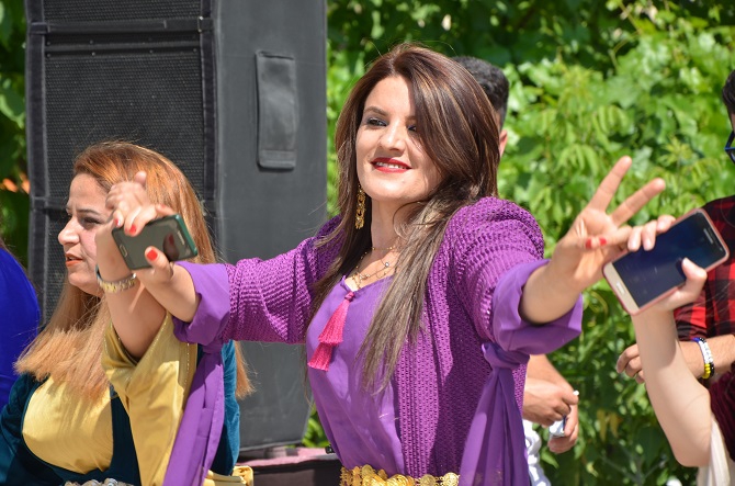 Demir ve Başaran ailesinin mutlu günü 77