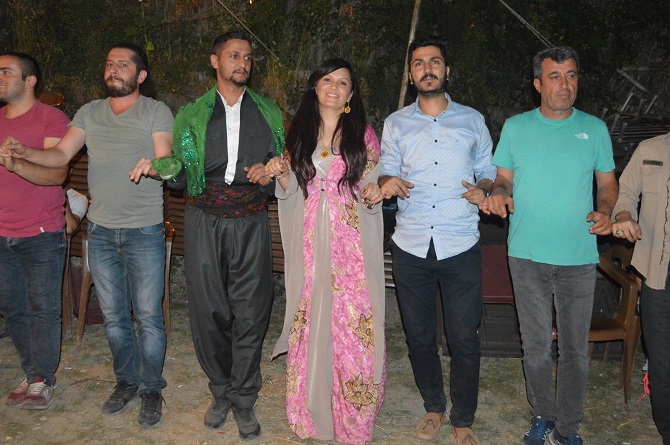 Demir ve Başaran ailesinin mutlu günü 88