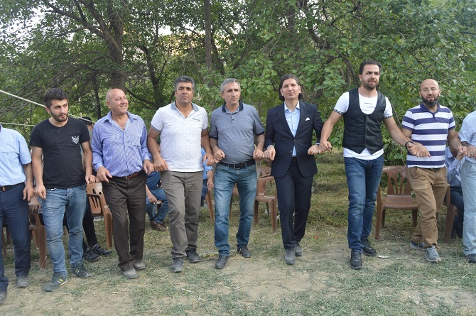 Demir ve Başaran ailesinin mutlu günü 90