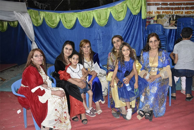 Kahraman ve Karaman ailesinin mutlu günü 44