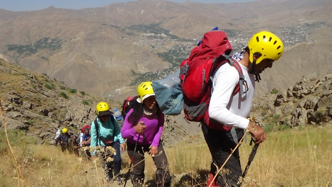 Hakkarili Dağcılardan Sümbül’ün zirvesinde görsel şov! 3