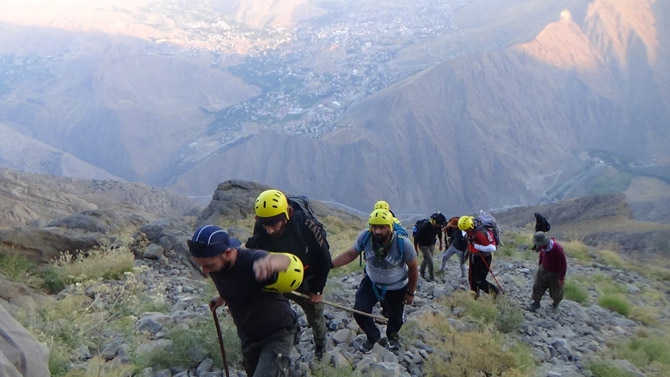 Hakkarili Dağcılardan Sümbül’ün zirvesinde görsel şov! 7