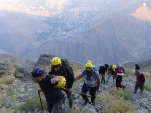 Hakkarili Dağcılardan Sümbül’ün zirvesinde görsel şov!