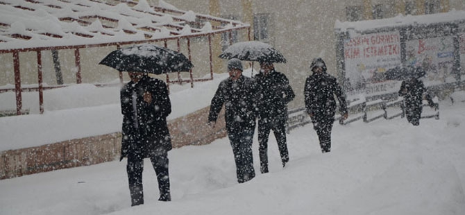 Hakkari yeni yıla kar yağışı altında girdi! 1
