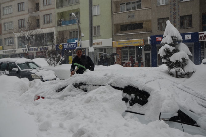 Hakkari yeni yıla kar yağışı altında girdi! 10