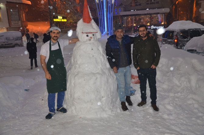 Hakkari yeni yıla kar yağışı altında girdi! 11
