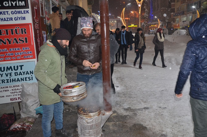 Hakkari yeni yıla kar yağışı altında girdi! 13