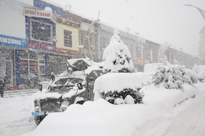 Hakkari yeni yıla kar yağışı altında girdi! 15