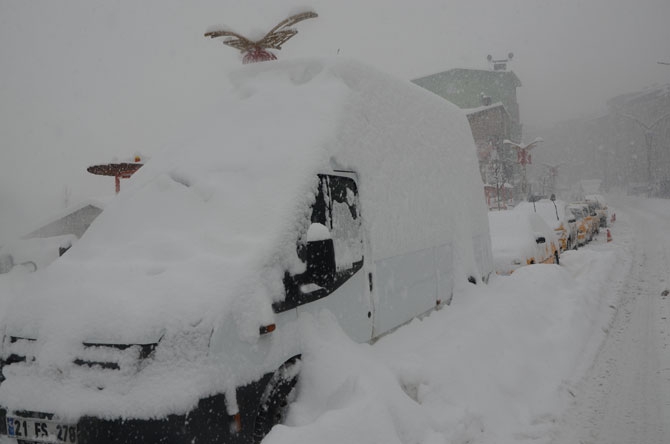 Hakkari yeni yıla kar yağışı altında girdi! 16