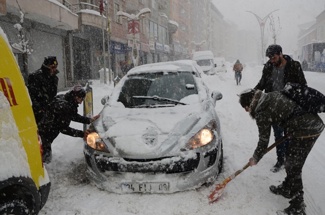 Hakkari yeni yıla kar yağışı altında girdi! 17