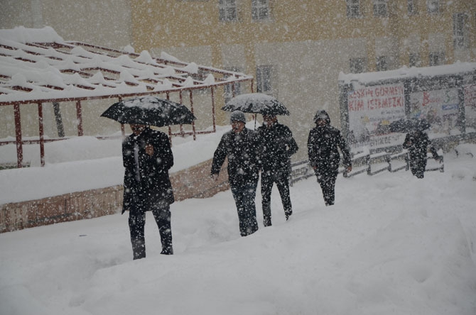 Hakkari yeni yıla kar yağışı altında girdi! 2