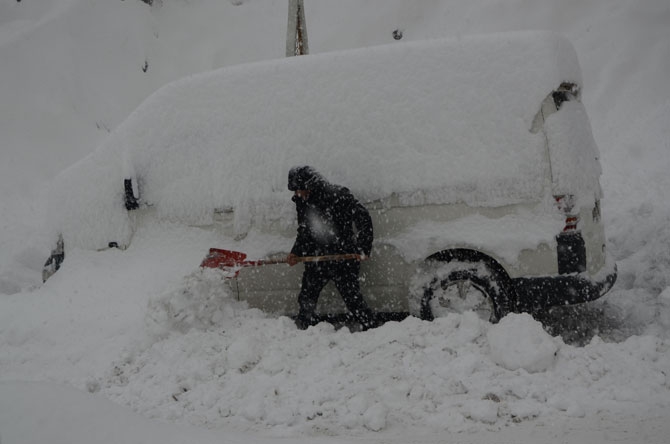 Hakkari yeni yıla kar yağışı altında girdi! 3