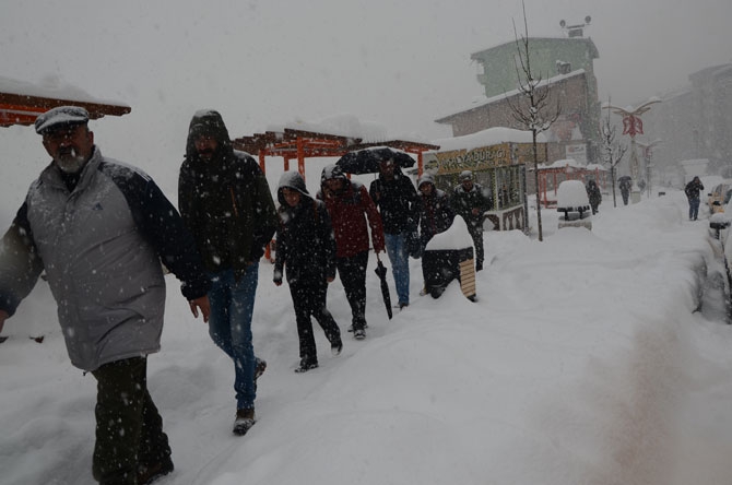 Hakkari yeni yıla kar yağışı altında girdi! 5