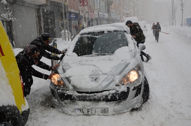Hakkari yeni yıla kar yağışı altında girdi! 6