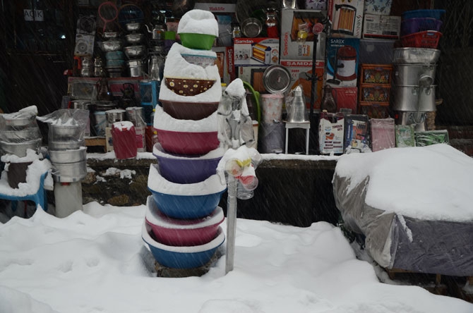 Hakkari yeni yıla kar yağışı altında girdi! 7
