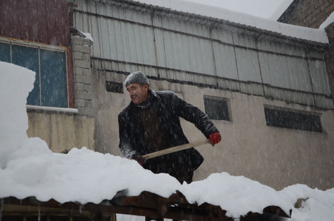Hakkari yeni yıla kar yağışı altında girdi! 8