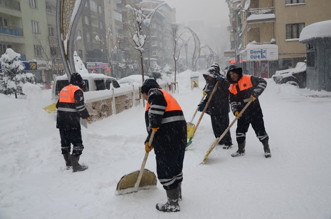 Hakkari yeni yıla kar yağışı altında girdi! 9