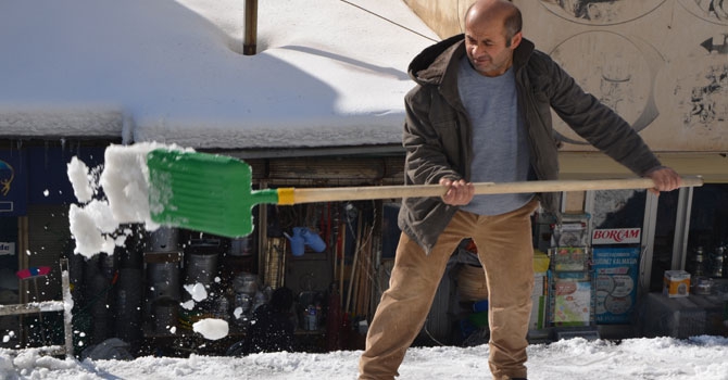 Çatılarda biriken kar ekmek kapıları oldu! 1