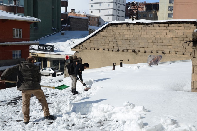 Çatılarda biriken kar ekmek kapıları oldu! 10