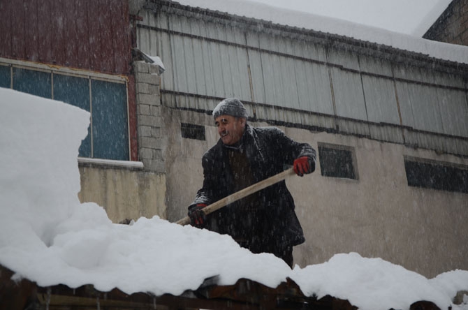 Çatılarda biriken kar ekmek kapıları oldu! 11