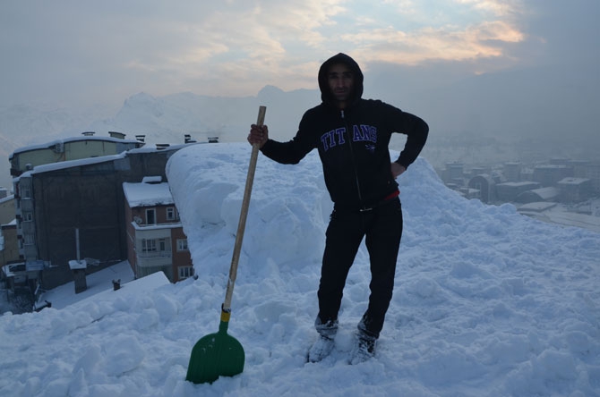 Çatılarda biriken kar ekmek kapıları oldu! 2