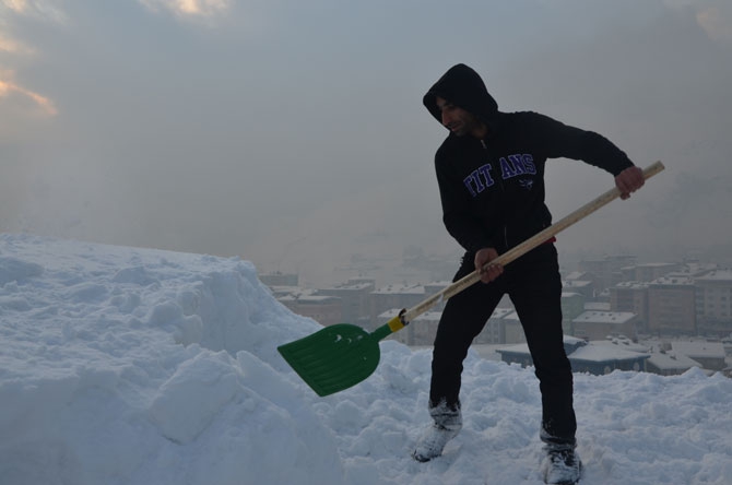 Çatılarda biriken kar ekmek kapıları oldu! 3