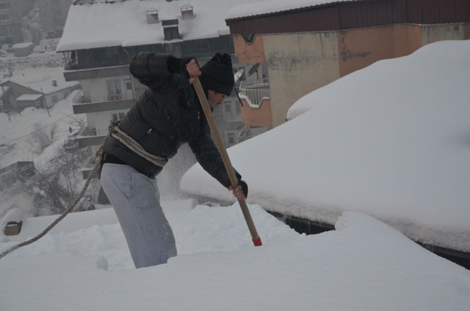 Çatılarda biriken kar ekmek kapıları oldu! 4