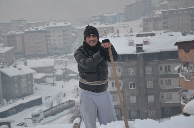 Çatılarda biriken kar ekmek kapıları oldu! 5