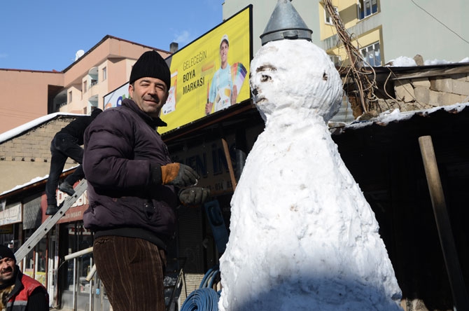 Çatılarda biriken kar ekmek kapıları oldu! 6