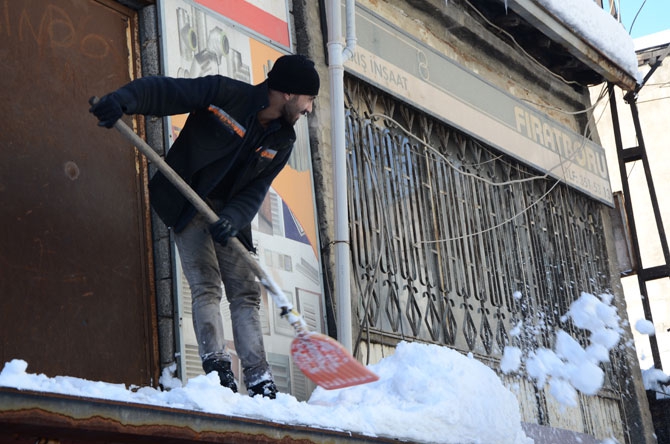 Çatılarda biriken kar ekmek kapıları oldu! 7