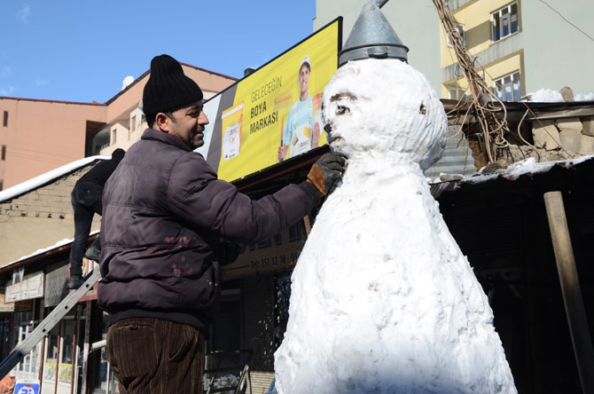 Çatılarda biriken kar ekmek kapıları oldu! 8