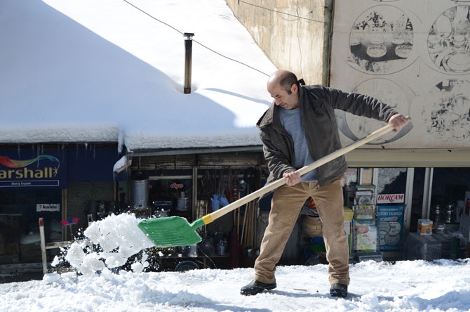 Çatılarda biriken kar ekmek kapıları oldu! 9