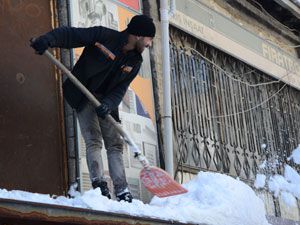 Çatılarda biriken kar ekmek kapıları oldu!