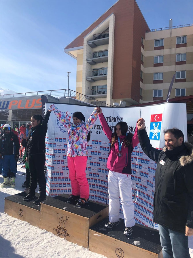 Hakkari Kayak takımı Erzurum'da 9 madalya ile döndü 8